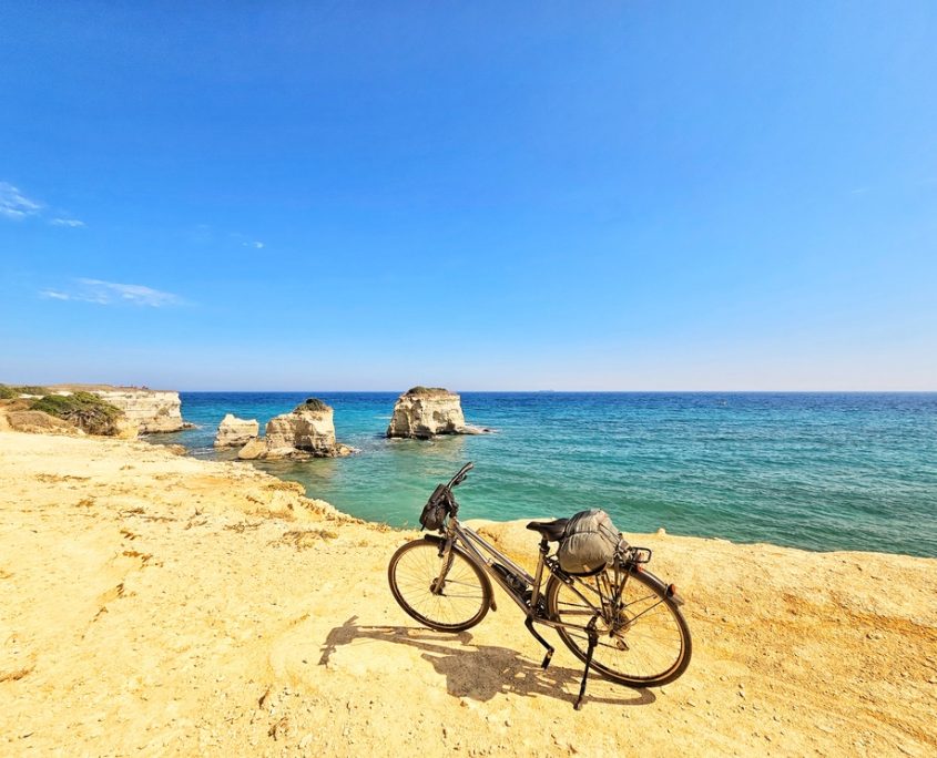 Panoramica della bici con lo sfondo dei faraglioni di Sant'Andrea