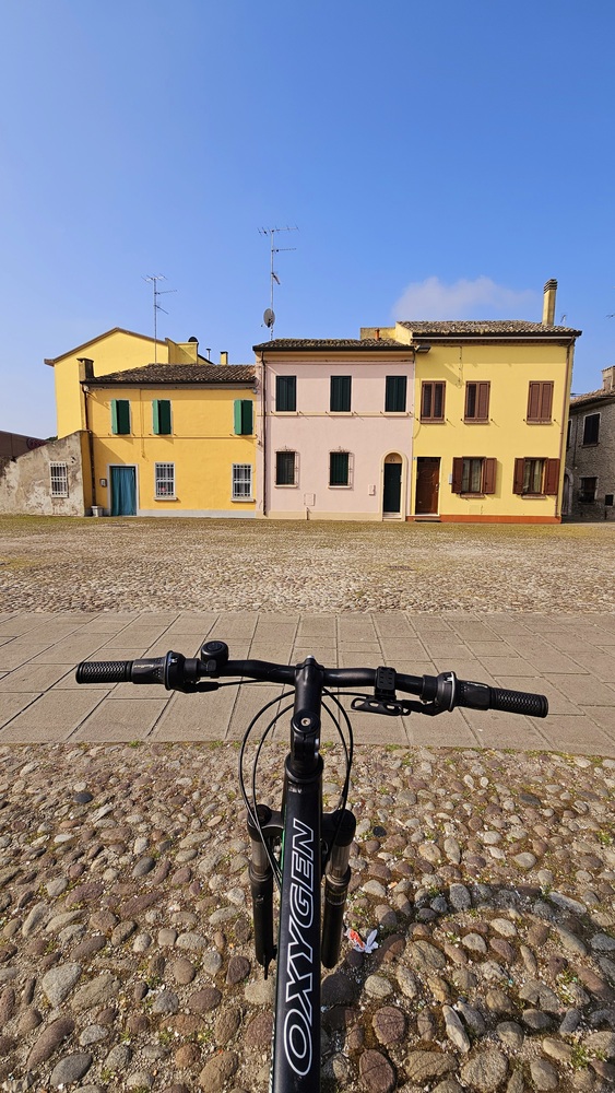 case colorate a Comacchio in bici
